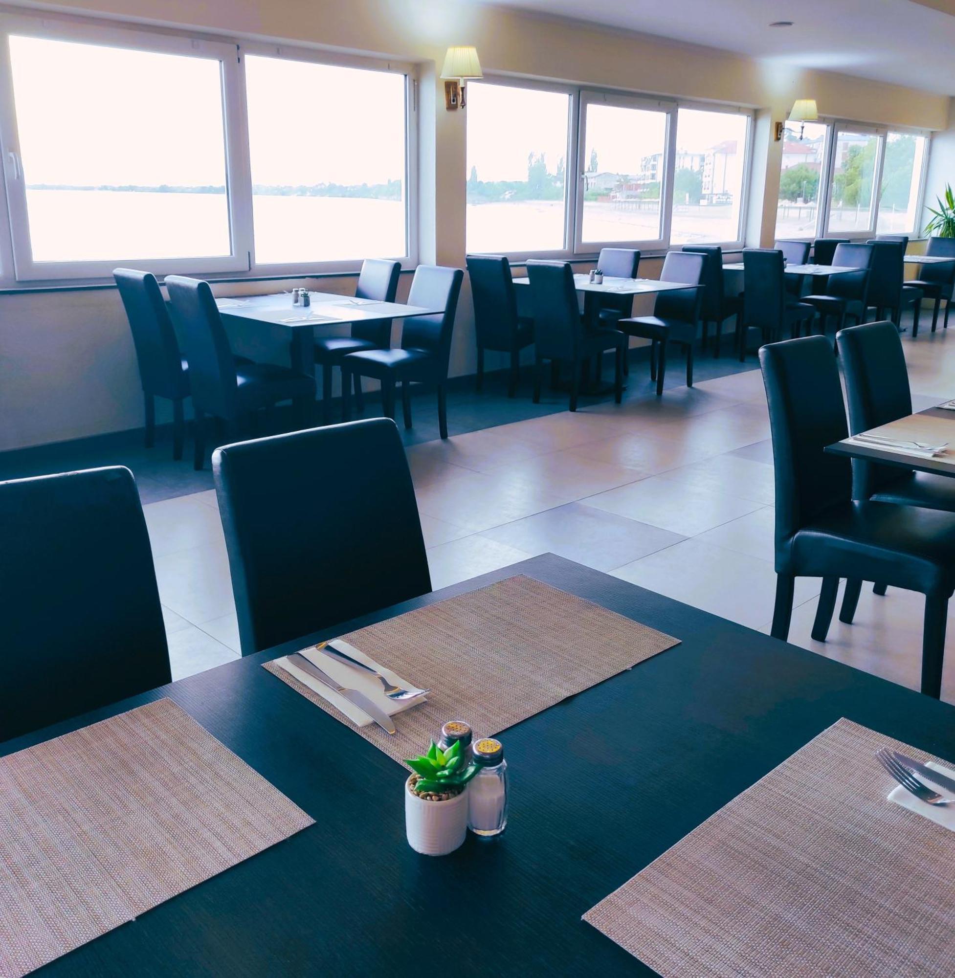 Hotel Aquastar Danube クラドヴォ エクステリア 写真